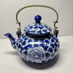 Beautiful Chinese blue and white porcelain teapot - Picture 1 of 9