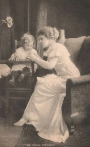 Alte Postkarte 1910er Mutter und Kind Die junge Studentin - Bild 1 von 2