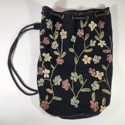 Mochila balde bordada vintage com cordão preta estampa floral boho hippie - Imagem 1 de 4