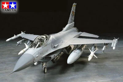 Lockheed Martin F-16 CJ Fighting Falcon Fighter 1:32 Plastic Model Kit TAMIYA - Immagine 1 di 4
