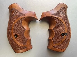 Empuñaduras de combate de madera dura geniales para Taurus TRACKER/JUDGE 17 44 627 692 textura áspera - Imagen 1 de 8