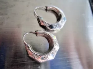 14k White Gold ~ Faceted & Etched Italian Plaque ~ Hoop Earrings = Good Luck! - Bild 1 von 8