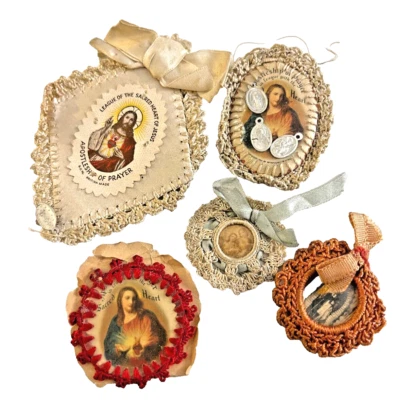 СТАРИННЫЙ КАТОЛИЧЕСКИЙ КРЮЧКОМ ЛОПАТКИ ЗНАЧКИ СВЯЩЕННОЕ СЕРДЦЕ ИИСУС РЕЛИКВИИ РЕЛИГИОЗНЫЙ - Изображение 1 из 4