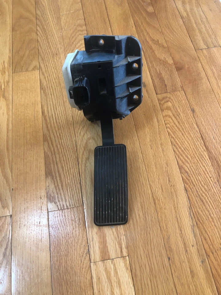 2005 Ford F-350 Gas Petal - Image 1 of 4