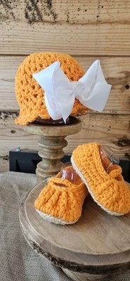 NUEVO Hecho a Mano Bebé Niña Sombrero y Mary Jane Zapatos Botines Crochet 0-3 meses Foto Prop Foto 1 de 4