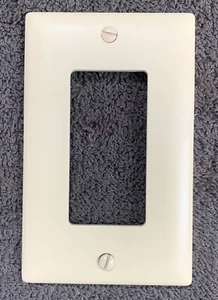 Leviton Tan Toggle Switch Wall Plate Cover Light Switch / Receptacle Cover - Bild 1 von 4
