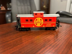 Life-Like HO Scale Santa Fe Center Cupula Caboose w/ Chimney 999851 - Top - Bild 1 von 6