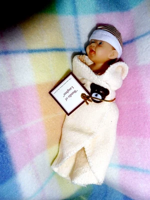 ASHTON DRAKE/SHERRY RAWN 4 英寸树脂捆绑包婴儿娃娃 — 第 1/4 张图片