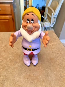 VINTAGE MATTEL DISNEY 1992 SEVEN DWARF SNEEZY FIGURE SNOW WHITE, Free Ship - Picture 1 of 6