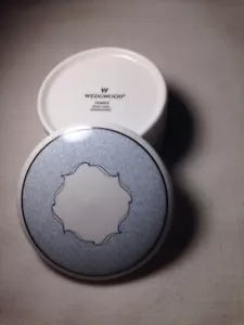 WEDGWOOD KNOCHEN PORZELLAN VENICE RUNDES TRINKET / SCHMUCKBOX MIT DECKEL BLAU WEISS SILBER - Bild 1 von 9