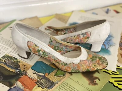 Zapatos vintage de cuero bordados con tacones de cruz roja de los años 60 cosidos talla 8,5 Foto 1 de 4