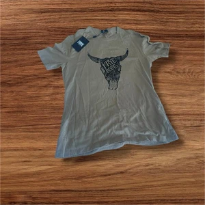 Frye Men's Short Sleeve Graphic Woven Tee Shirt Brown Size Medium NWT Cornstalk - Picture 1 of 4