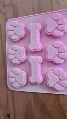 8-fach Silikon Ausstechform Backform  Tortendeko Hundeknochen Hunde/Katzenpfoten - Bild 1 von 4