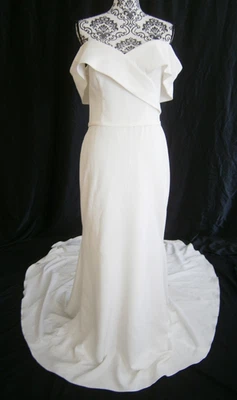 Vestido de Novia Mr K 12 Crepé Francés Moderno Hombros Descubiertos Columna Elegante Tren Foto 1 de 4