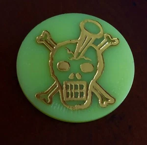 Vintage Huntington Beach POG Slammer Safeco Kunststoff Totenkopf gekreuzte Knochen neongrün - Bild 1 von 3