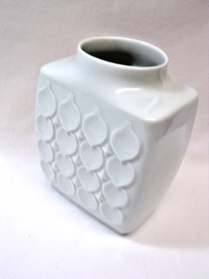 AK Kaiser Porzellan - 1 weiße Vase mit Reliefdekor - - Bild 1 von 4