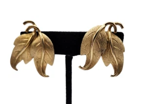 Monet Signed Earrings Brushed Textured Double Leaf Gold Tone Clip On Vintage - Picture 1 of 7