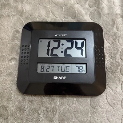Sharp - Reloj de pared digital AccuSet de plástico con pilas - Negro - SPC1010ODX Foto 1 de 3