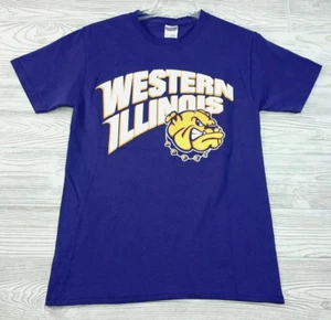 Camisa NCAA Western Illinois University Pequeña WIU Cuellos de Cuero Camiseta Rocosa SPELLOUT - Imagen 1 de 4