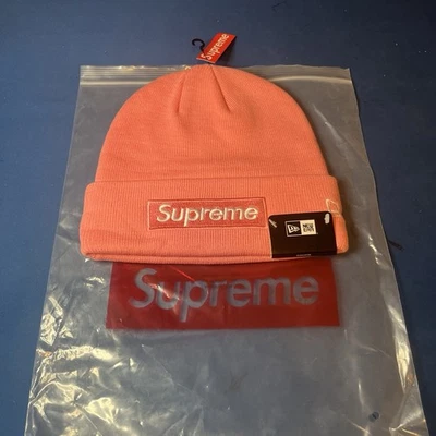 New Era FW24 Supreme X Gorro Rosa Polvoriento/Blanco Logo de Caja Foto 1 de 3