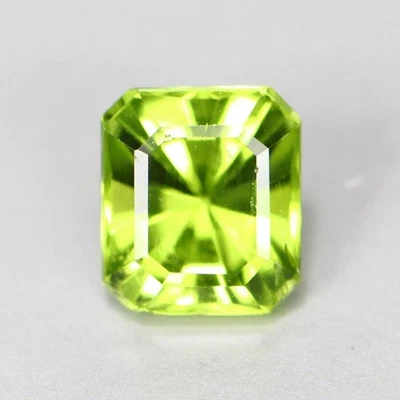 4.09 CTS NATURAL PERIDOT OCTAGON SHAPE LOOSE GEMSTONE FROM BURMA - Image 1 of 3