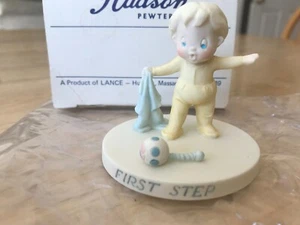 Estatuilla de porcelana Hudson hecha a mano pintada a mano MA EE. UU. PRIMER PASO para bebé - Imagen 1 de 10