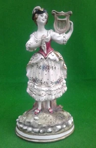 KONTINENTALFIGUR EINER ""DAME, DIE EINE LEIER SPIELT"". - Bild 1 von 15