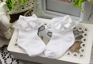 Baby Socken Söckchen mit Spitze Rüschen Weiß Taufe 48 50 56 62 68 74 80 86 92 98 - Bild 1 von 1
