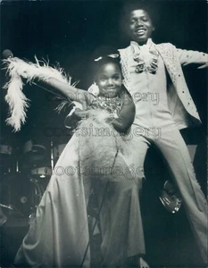1976 Press Photo Members of Jackson 5 Performing 1970s Possibly Janet - Picture 1 of 2