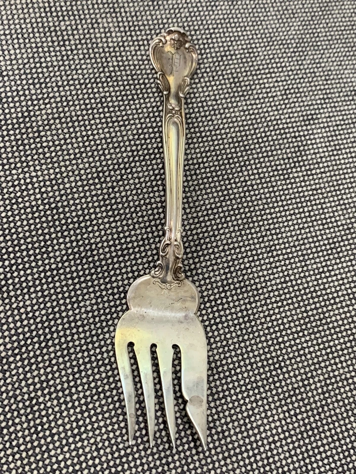 Antiguo tenedor de carne fría Gorham de plata esterlina con patrón Chantilly Foto 1 de 4