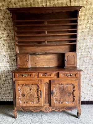 Buffet et vaisselier en noyer et loupe de frêne du 19ème siècle en bon état - Photo 1/4