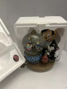 DISNEY PINOCCHIO’S MUSIC BOX SNOW GLOBE W/ JIMINY CRICKET & FIGARO Complet New - Picture 1 of 23