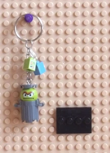 MINIFIGURE KEYCHAIN - Sesame Stret - OSCAR the GROUCH w/ Trash Charm New Pendant - Picture 1 of 7