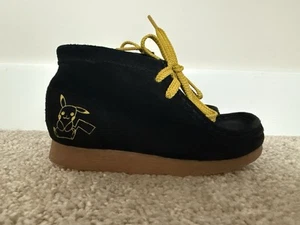 Clarks Original Pokemon Wallabee Mist Pikachu Gamuza Negro Bota Zapato Niños 9.5W - Imagen 1 de 7
