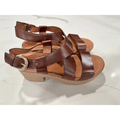 Sandalias de cuña Fitflop de cuero marrón oscuro con tiras con plataforma tachonada para mujer EE. UU. 10 Foto 1 de 4