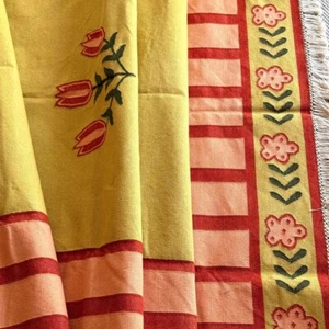 Tappeto zona cotone tessuto a mano con ricamo floreale, giallo e corallo, disegno tulipano - Foto 1 di 10