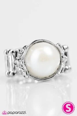 Anillo Paparazzi "Royal Gardens" Blanco Banda Elástica Foto 1 de 2