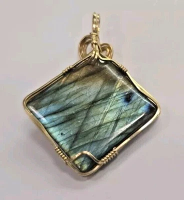 Colgante cuadrado grande de labradorita en marco lleno de oro Foto 1 de 4