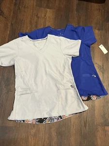 2 Vera Bradley Scrub Tops Small Paisley & Floral V Neck Short Sleeve Pockets New - Picture 1 of 14