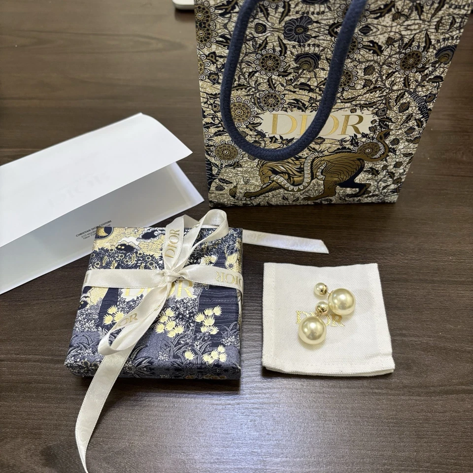 Pendientes Dior Tribales Acabado Dorado Metal y Perlas de Resina Blanca Foto 1 de 3