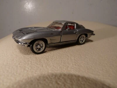 Modèle réduit CHEVROLET CORVETTE STING RAY 1963 de marque FRANKLIN MINT au 1/43 - Photo 1/4