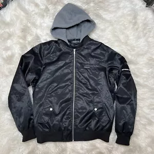 CHAQUETA CON CAPUCHA NEGRA SOLO PARA MIEMBROS TALLA MEDIANA - Imagen 1 de 5