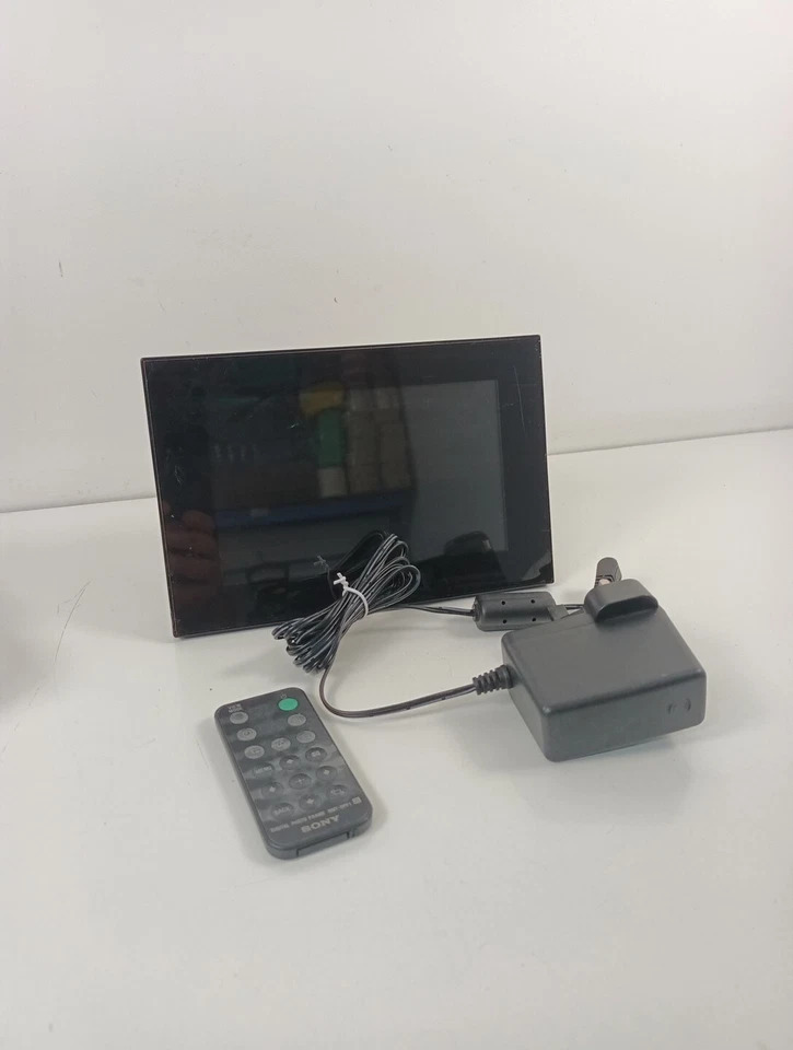 Sony DPF-D70 Frame 7" Digital Photo Frame with Remote, Clock, date, Calendar - Image 1 of 4
