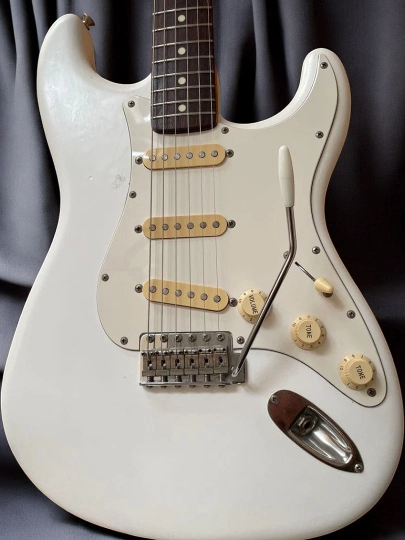 Preços baixos em Fender Squier Stratocaster Japão | eBay