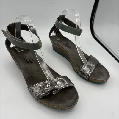 Sandalias Naot para mujer talla 9 EU 40 Pixie plateadas de cuero verde correa al tobillo cuña Foto 1 de 4