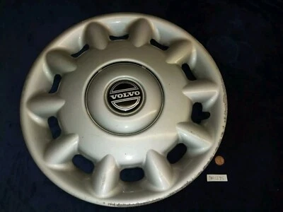 One Volvo 850, 940 and V70 hubcap 1994 1995 1996 1997 Foto 1 de 4