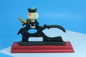 Cascanueces soldado de hierro fundido de metal pintado a mano sobre base de madera maciza. - Imagen 1 de 6