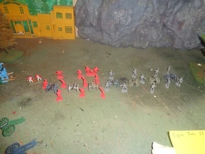 1/72 plastic  Napoleonic artillery gunners and metal guns - Picture 1 of 3