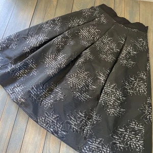 Falda Midi Brillante Línea A Floral Casa Blanca Mercado Negro Talla 2 - Nueva con Etiquetas (UE) - Imagen 1 de 10