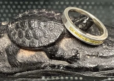 Anillo banda conjunto canal diamante amarillo tamaño esterlina 7, 2 g Foto 1 de 4